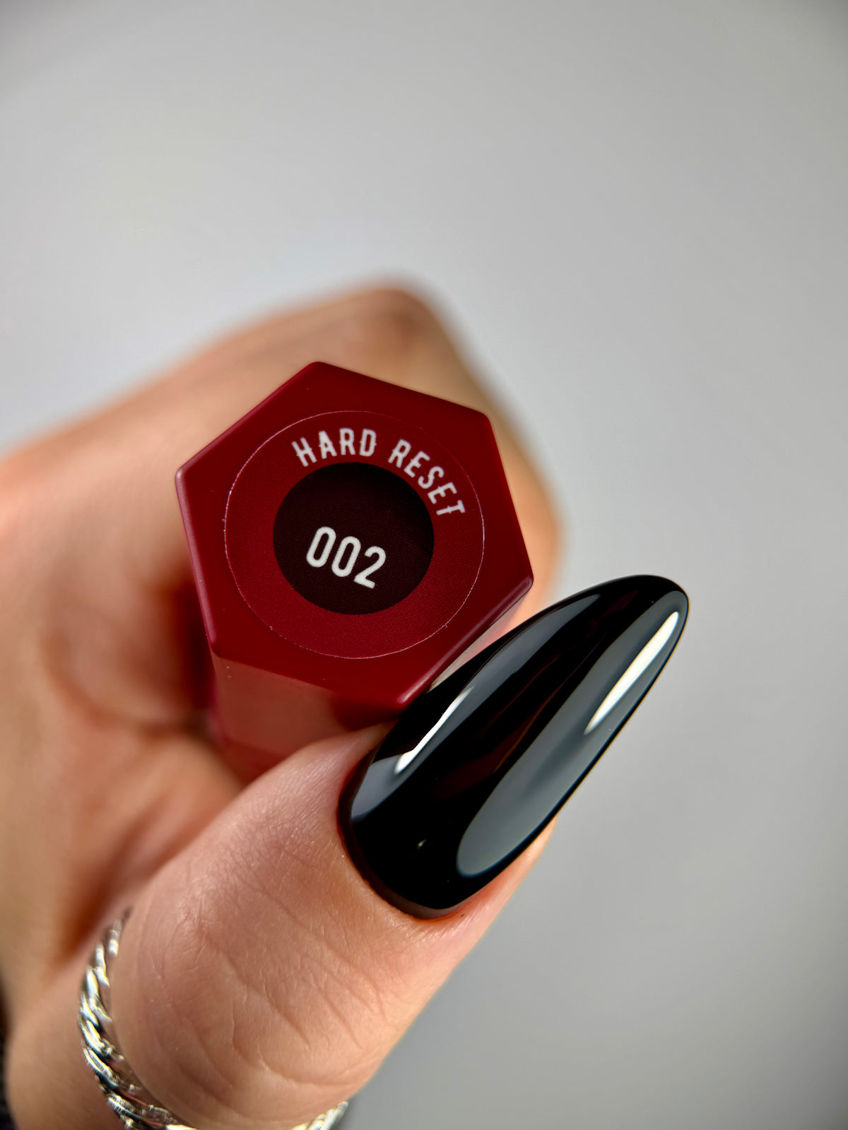 002 HARD RESET – Lakier hybrydowy głęboka czerń 7 ml – swatch koloru