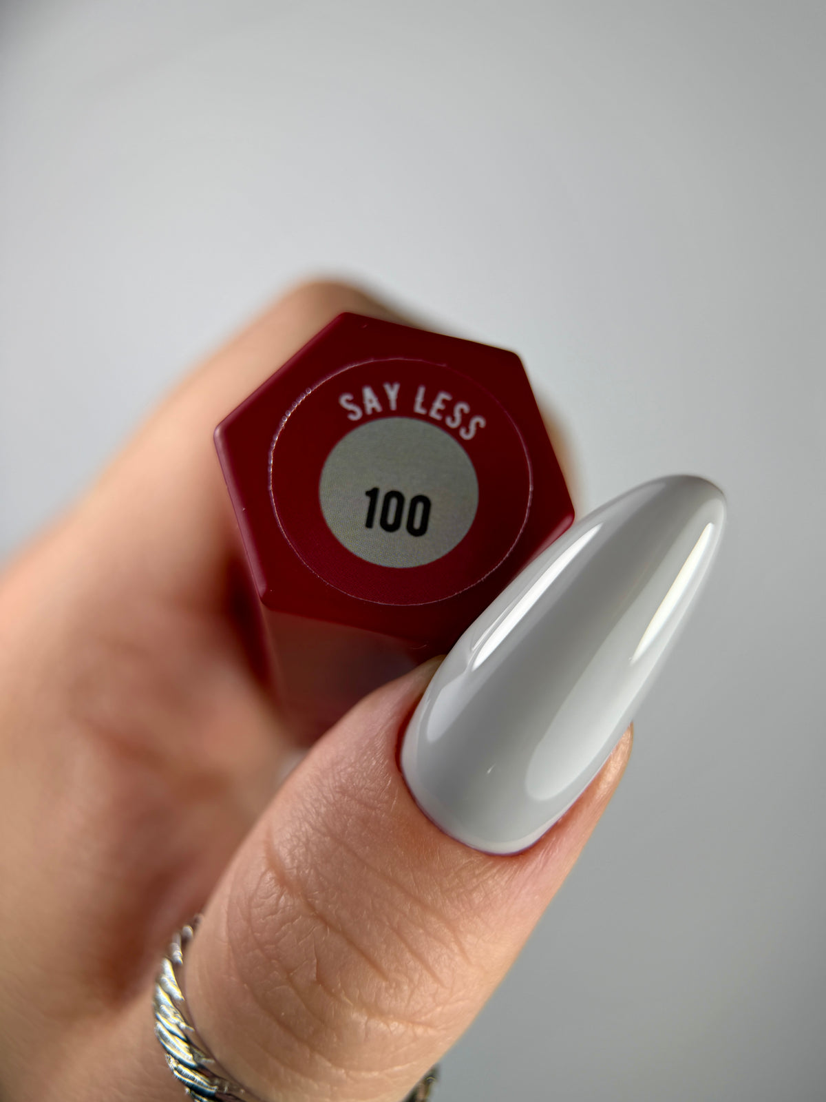 100 SAY LESS – Lakier hybrydowy bardzo jasna szarość 7 ml – swatch koloru