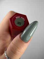 102 BRAT VIBES – Lakier hybrydowy szaro-zielony 7 ml – swatch koloru