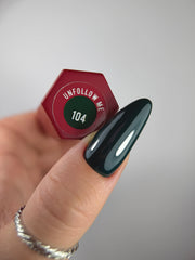 104 UNFOLLOW ME – Lakier hybrydowy butelkowa zieleń 7 ml – swatch koloru