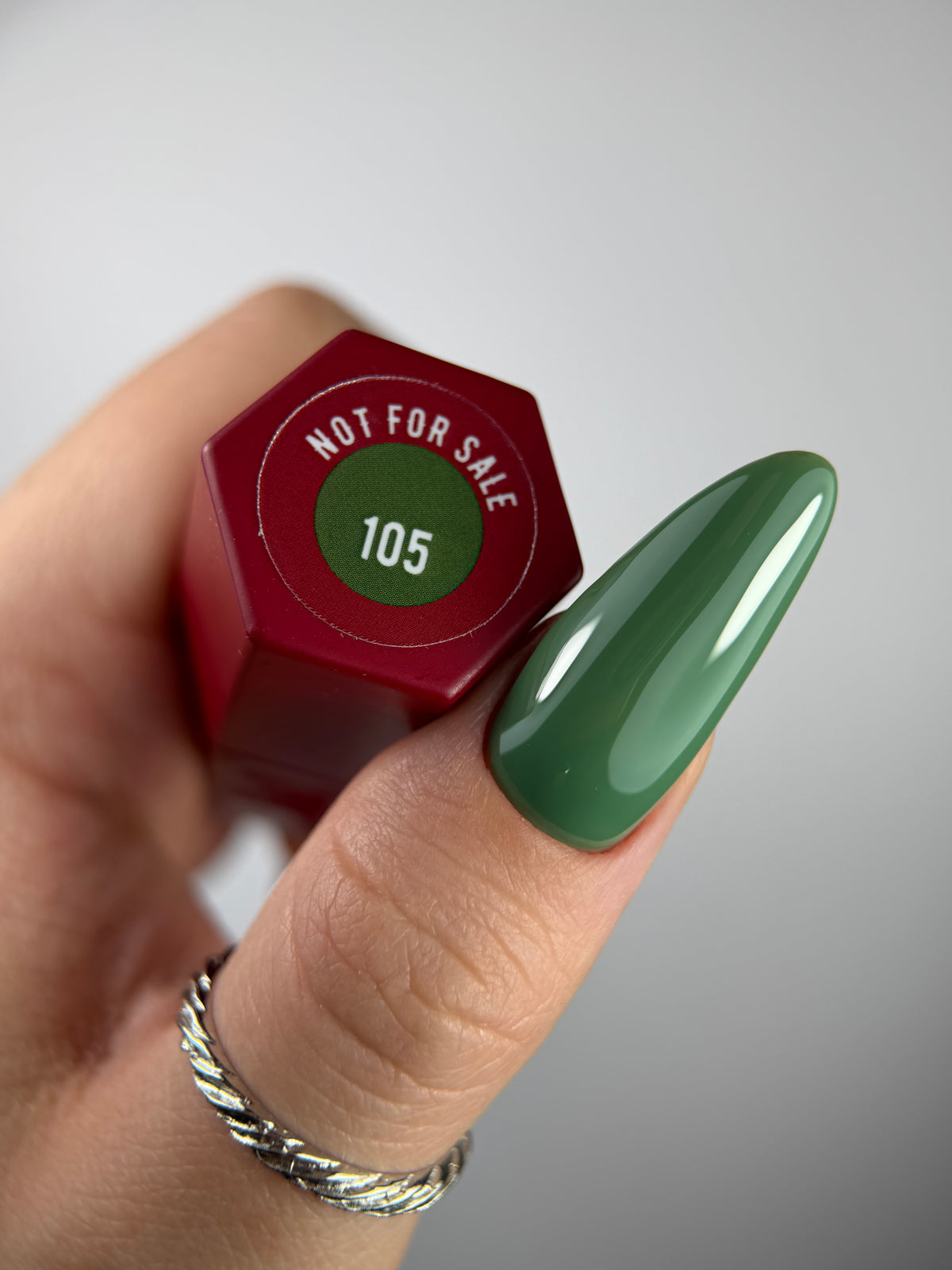 105 NOT ON SALE – Lakier hybrydowy ciemna zieleń 7 ml – swatch koloru