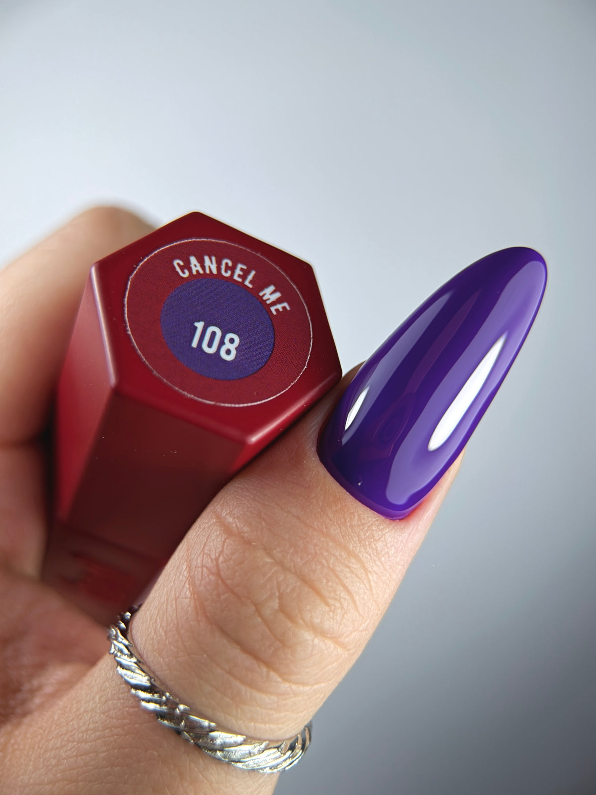 108 CANCEL ME – Lakier hybrydowy bardzo ciemny fiolet 7 ml – swatch koloru