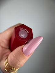 110 SUGAR TAX – Lakier hybrydowy brudny róż 7 ml – swatch koloru