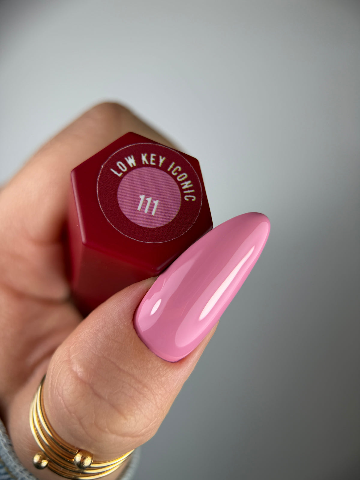 111 LOW KEY ICONIC – Lakier hybrydowy klasyczny róż 7 ml – swatch koloru