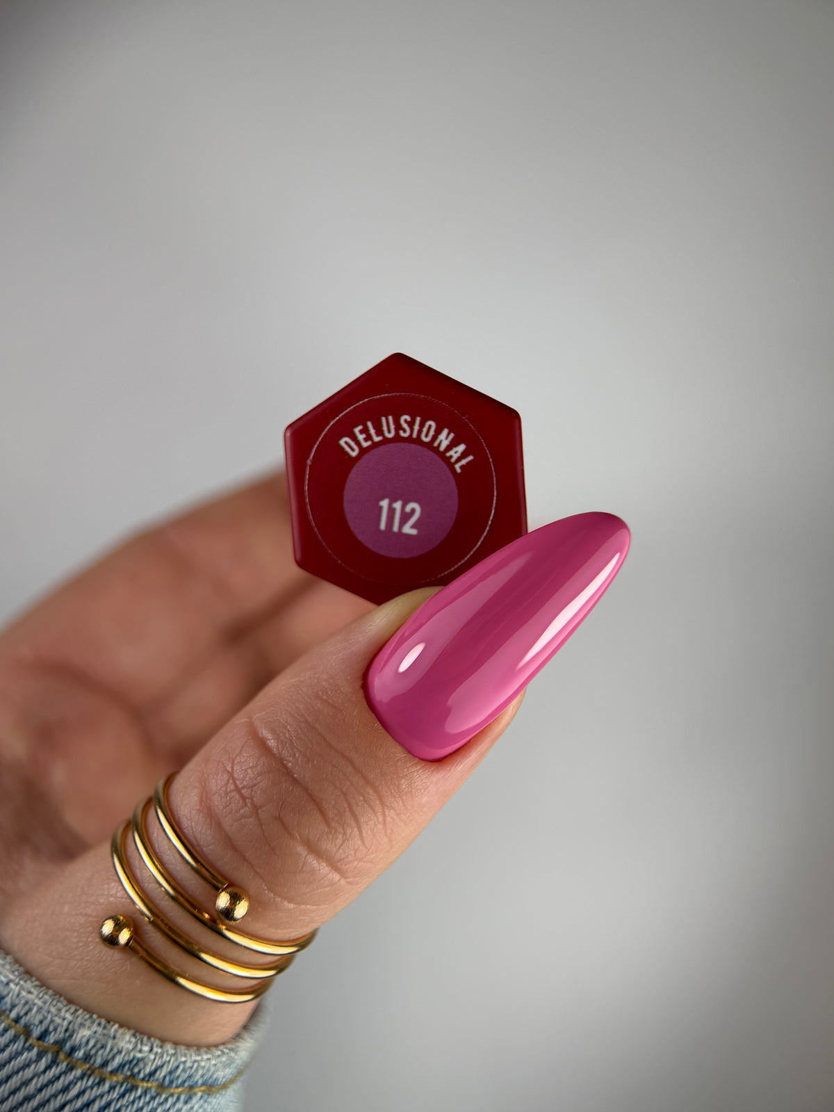 112 DELUSIONAL – Lakier hybrydowy róż 7 ml – swatch koloru