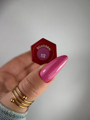 112 DELUSIONAL – Lakier hybrydowy róż 7 ml – swatch koloru