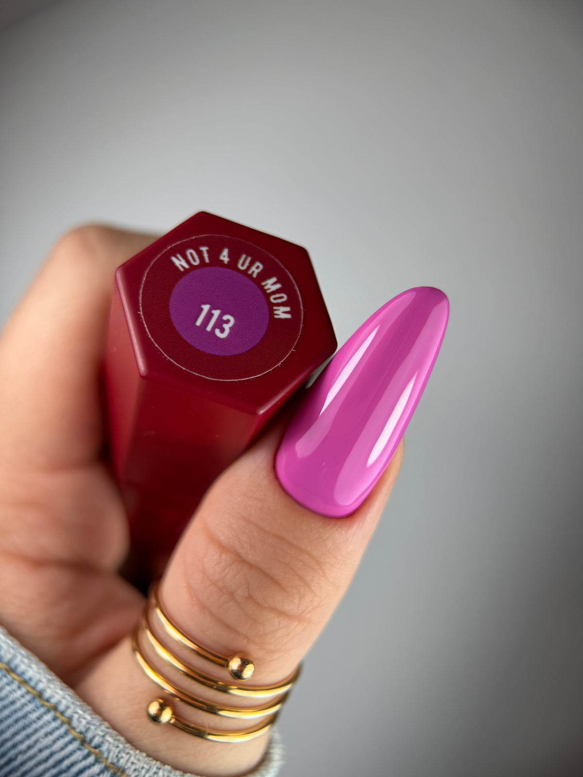 113 NOT 4 UR MOM – Lakier hybrydowy intensywny róż 7 ml – swatch koloru
