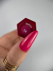 114 BANGER – Lakier hybrydowy malinowy 7 ml – swatch koloru