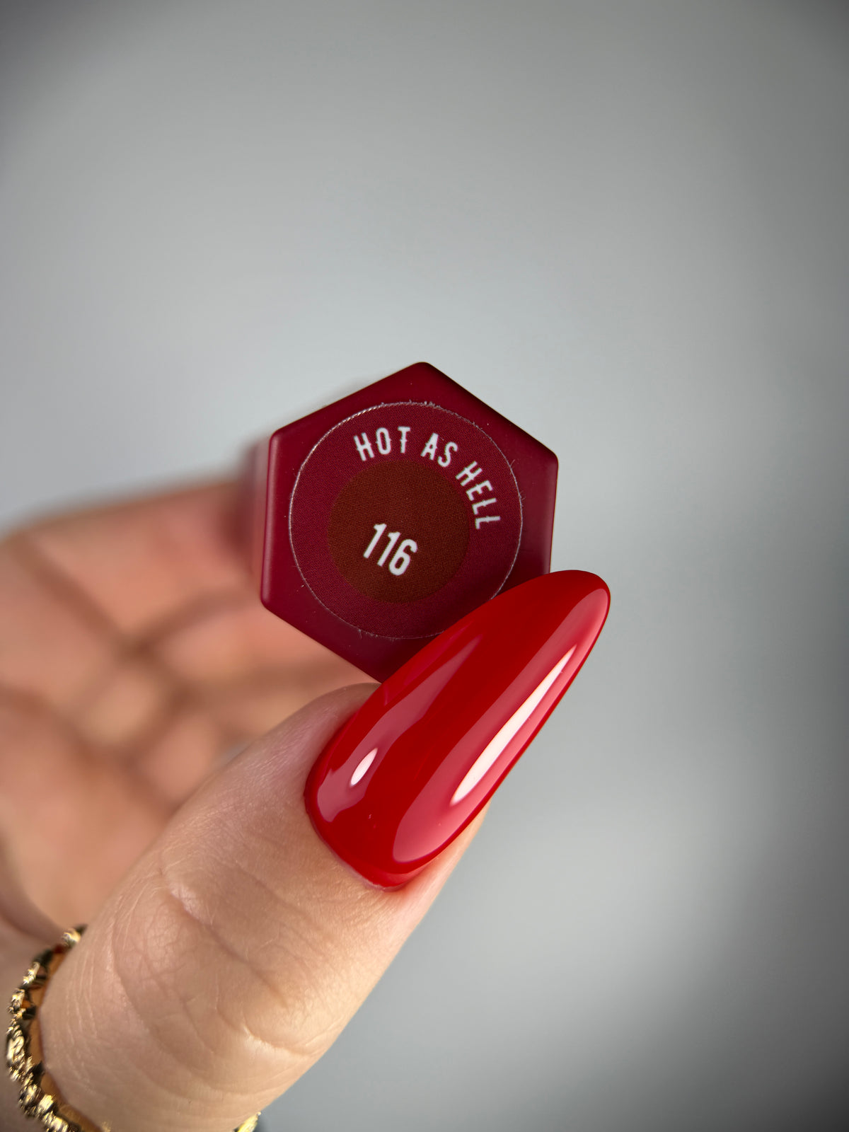 116 HOT AS HELL – Lakier hybrydowy ciemna czerwień 7 ml – swatch koloru