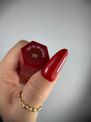 117 OUT OF UR LEAGUE – Lakier hybrydowy jasne bordo 7 ml – swatch koloru
