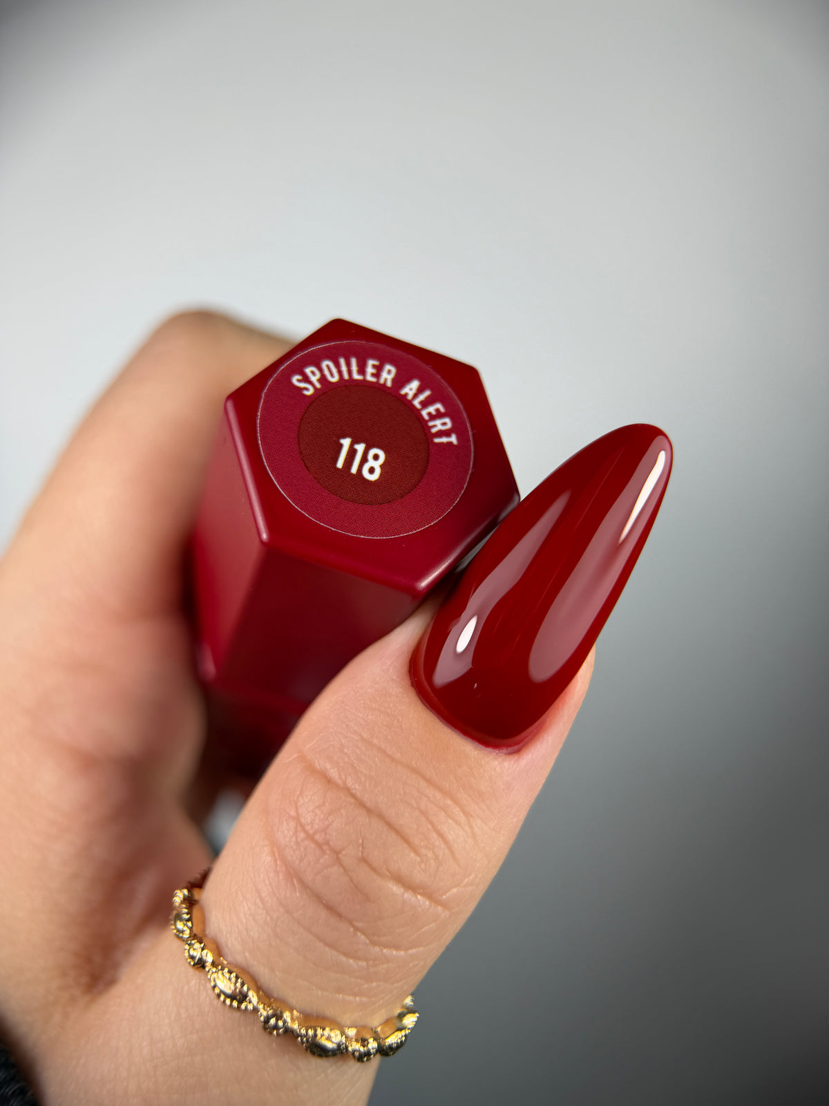 118 SPOILER ALERT – Lakier hybrydowy jasne bordo 7 ml – swatch koloru