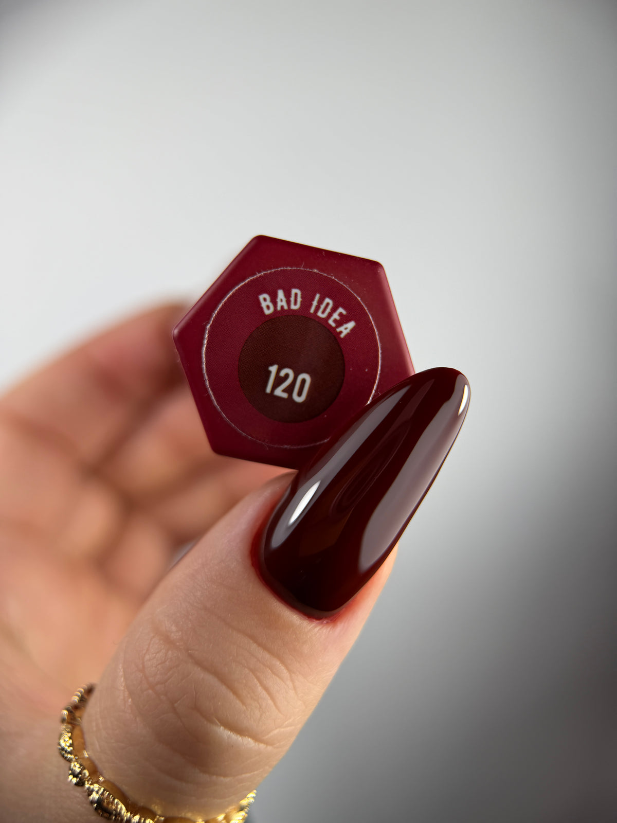 120 BAD IDEA – Lakier hybrydowy ciemne bordo 7 ml – swatch koloru
