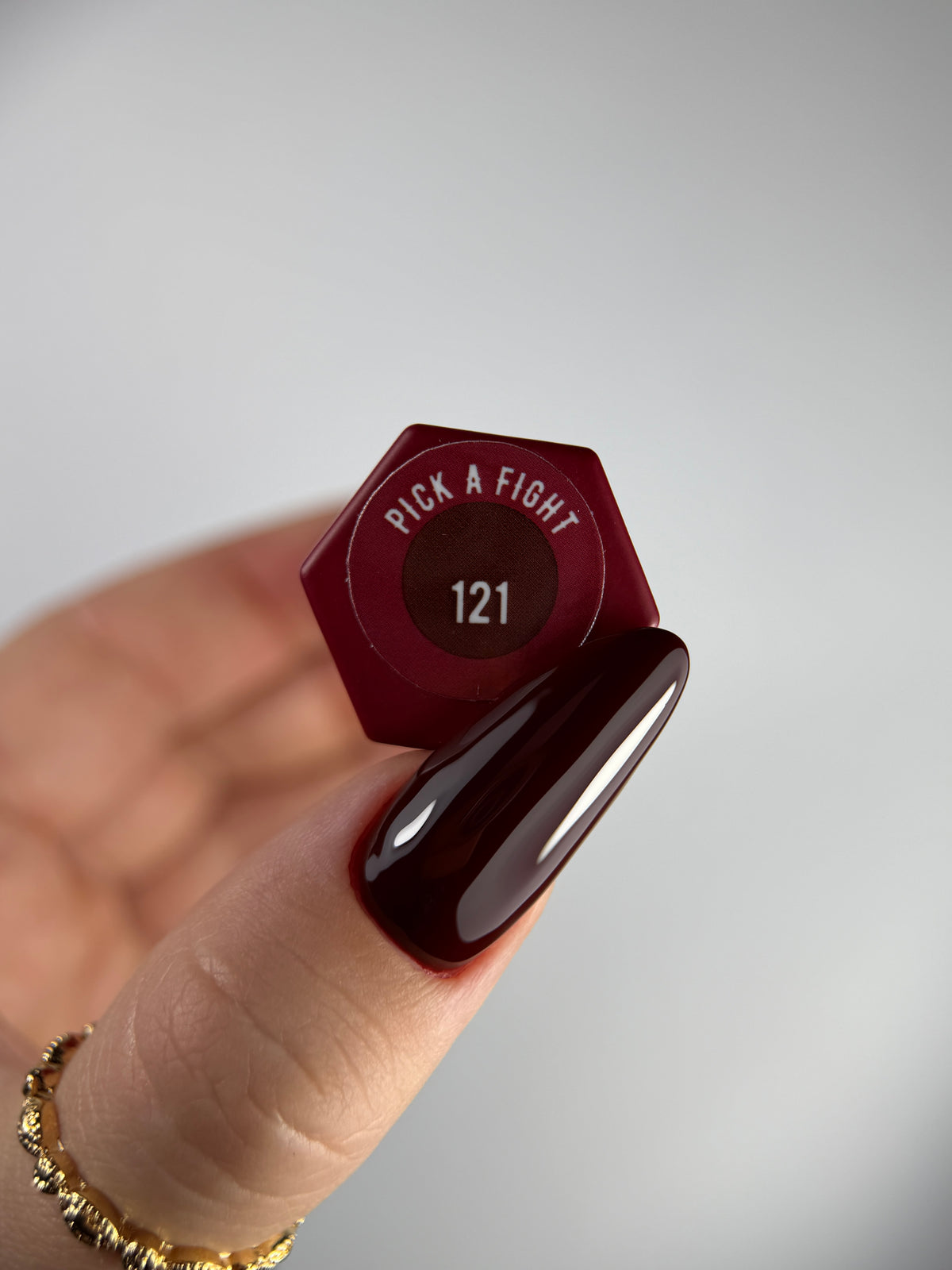 121 PICK A FIGHT – lakier hybrydowy bardzo ciemne bordo, 7 ml – swatch koloru
