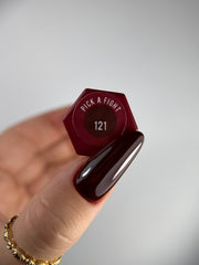 121 PICK A FIGHT – lakier hybrydowy bardzo ciemne bordo, 7 ml – swatch koloru