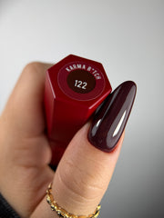 122 KARMA B*TCH – Lakier hybrydowy bordo-brąz 7 ml – swatch koloru