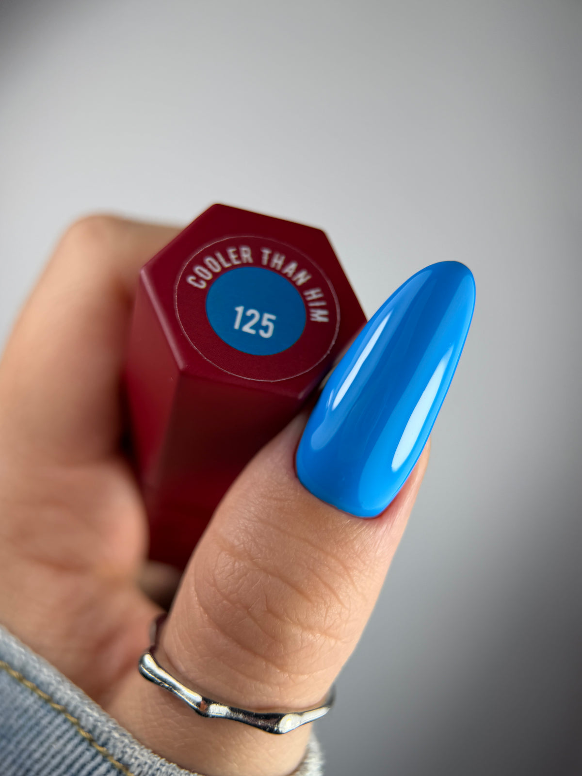 125 COOLER THAN HIM – Lakier hybrydowy chabrowy 7 ml – swatch koloru