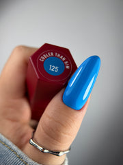 125 COOLER THAN HIM – Lakier hybrydowy chabrowy 7 ml – swatch koloru