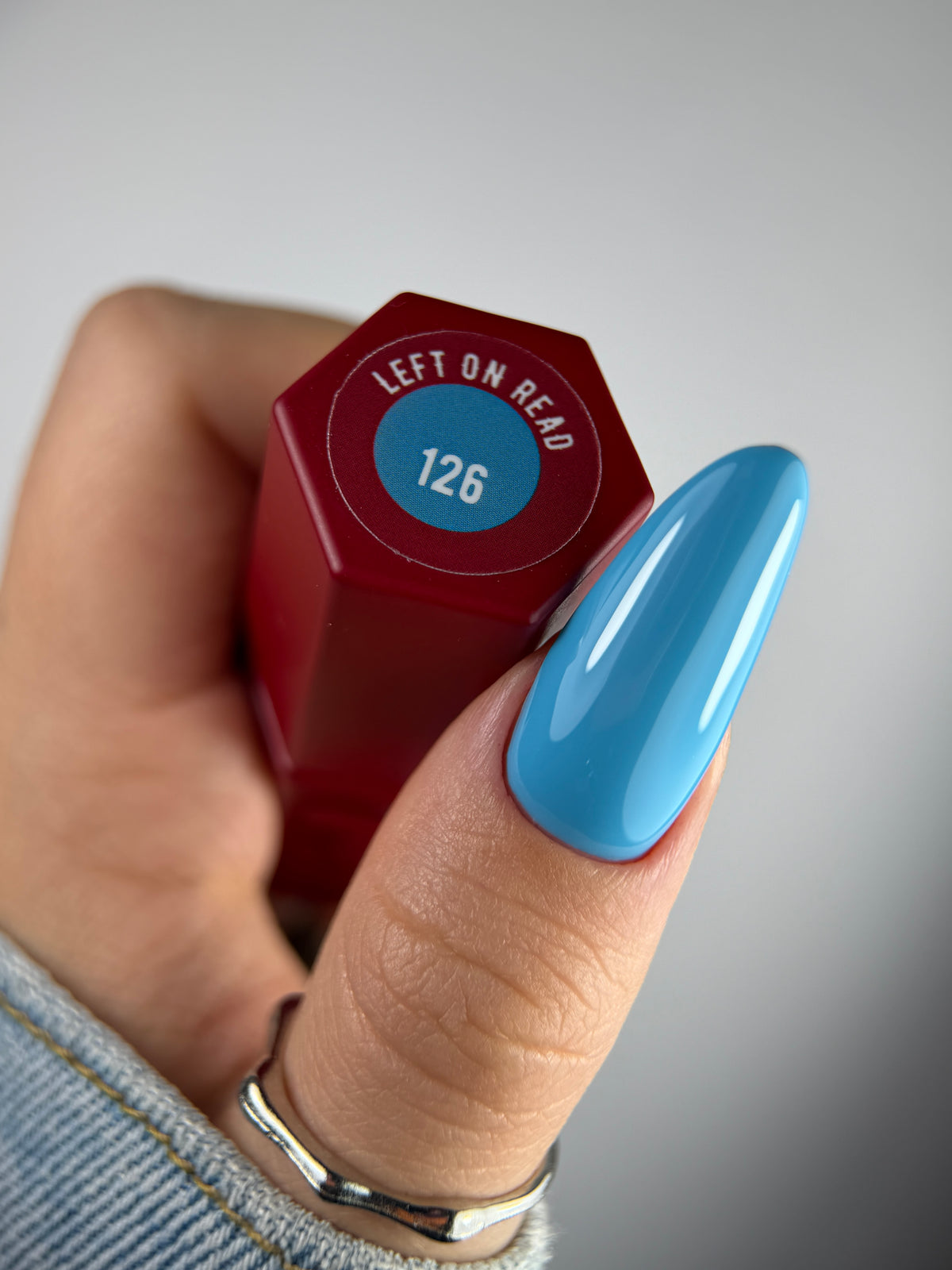 126 LEFT ON READ – Lakier hybrydowy jaśniejszy niebieski 7 ml – swatch koloru