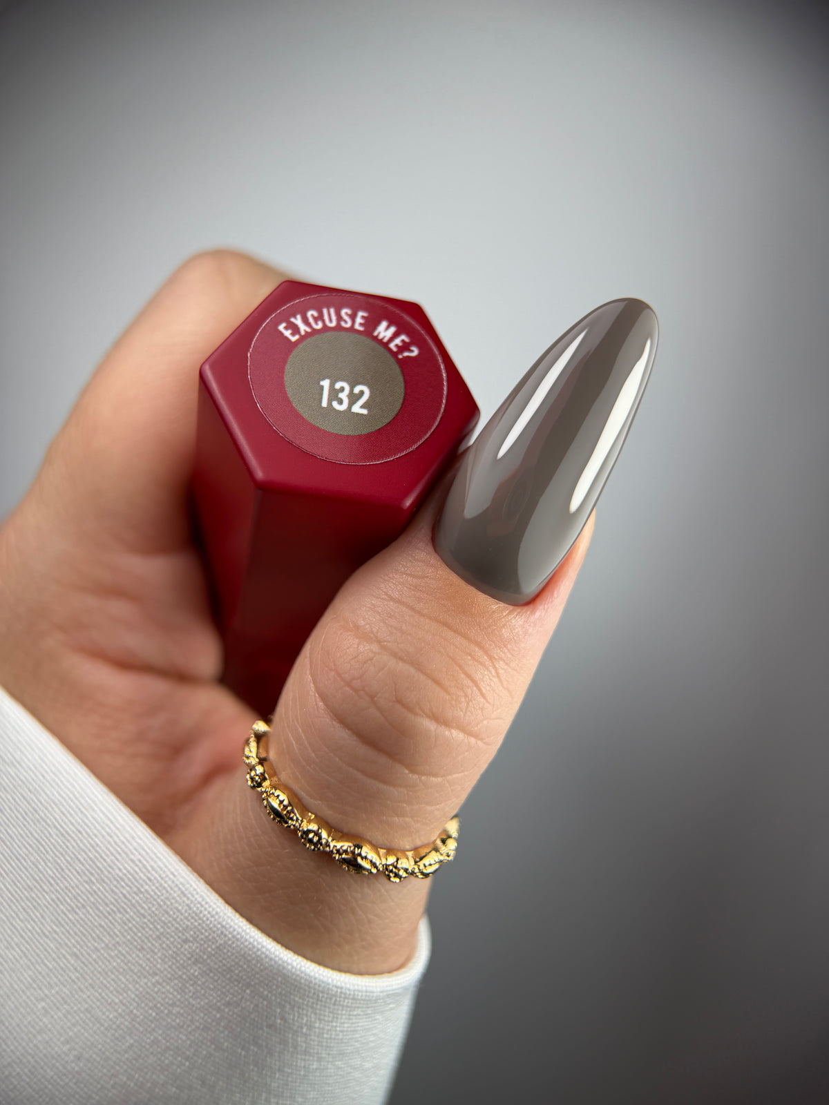 132 EXCUSE ME? – Lakier hybrydowy szarobeż 7 ml – swatch koloru
