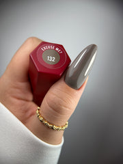 132 EXCUSE ME? – Lakier hybrydowy szarobeż 7 ml – swatch koloru