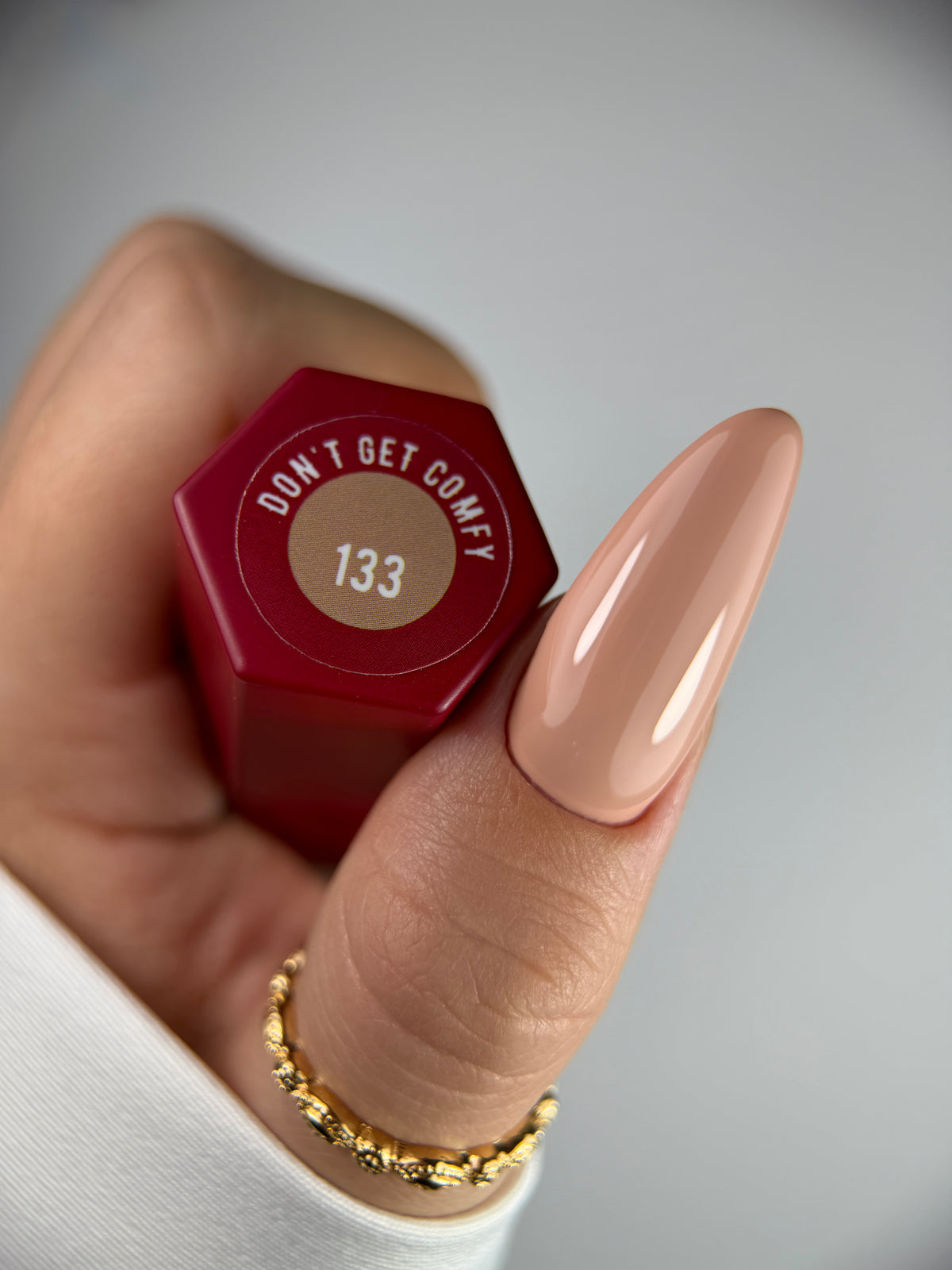 133 DON'T GET COMFY – Lakier hybrydowy beż 7 ml – swatch koloru