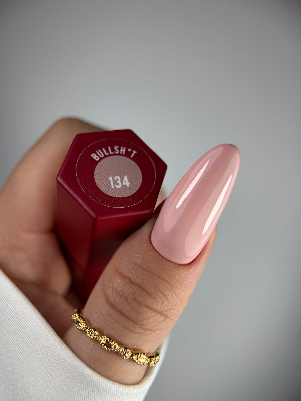 134 BULLSH*T – Lakier hybrydowy beżo-róż 7 ml – swatch koloru
