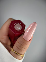 134 BULLSH*T – Lakier hybrydowy beżo-róż 7 ml – swatch koloru