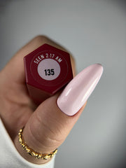 135 SEEN 2:17AM – Lakier hybrydowy pudrowy róż 7 ml – swatch koloru
