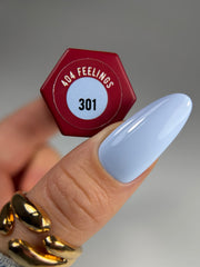301 404 FEELINGS – Lakier hybrydowy pastelowy błękit 7 ml – swatch koloru
