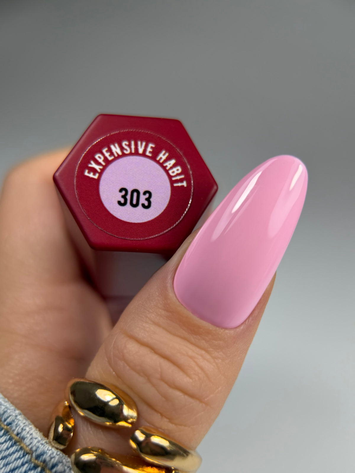 303 EXPENSIVE HABIT – Lakier hybrydowy jasny róż 7 ml – swatch koloru
