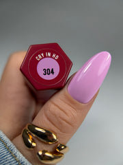 304 CRY IN HD – Lakier hybrydowy pastelowy róż 7 ml – swatch koloru