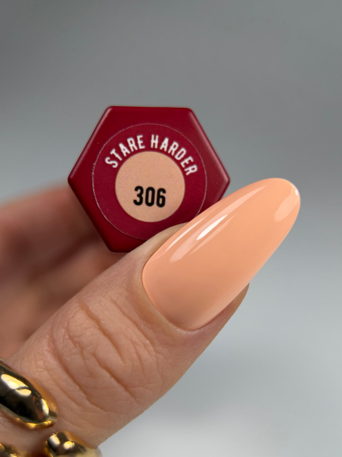 306 STARE HARDER – Lakier hybrydowy pastelowa brzoskwinia 7 ml – swatch koloru