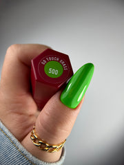 500 GO TOUCH GRASS – Lakier hybrydowy neonowa zieleń 7 ml – swatch koloru