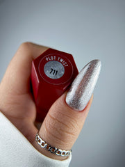 711 PLOT TWIST – Lakier hybrydowy srebrny brokat 7 ml – swatch koloru